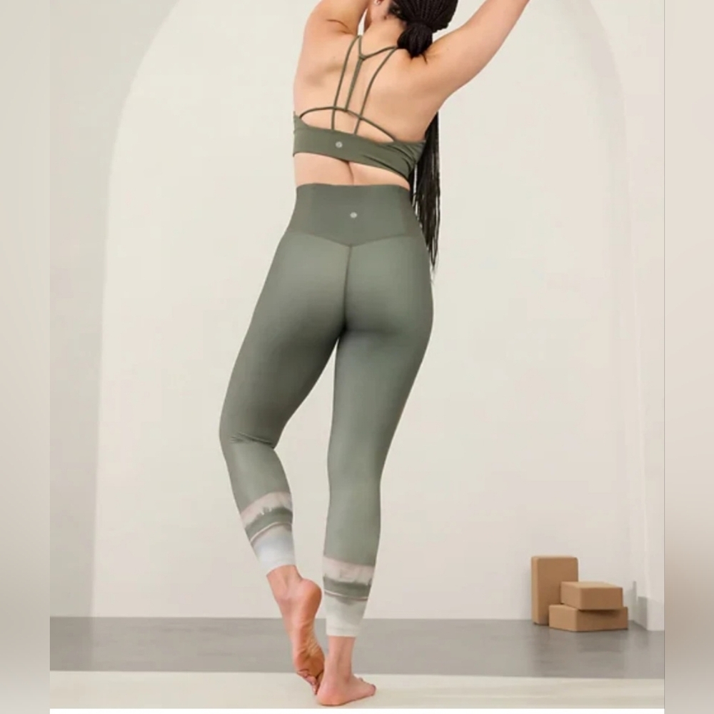 002 - NWT  Athleta Elation Ultra High Rise 7/8 Leggings Size M